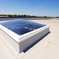 Flat roof with skylight and hydro insulation membranes